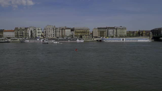 实时4k鸟瞰图的桥梁和全景城市布达佩斯，匈牙利视频素材