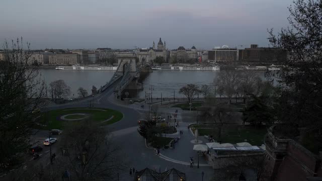 匈牙利布达佩斯夜间铁链桥鸟瞰图视频素材