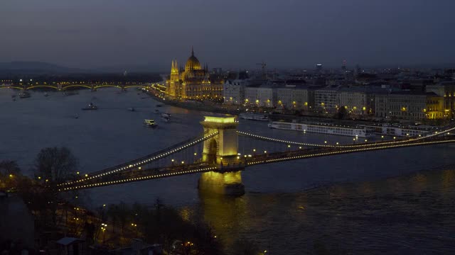 匈牙利布达佩斯夜间铁链桥鸟瞰图视频素材