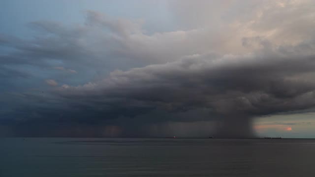 时间流逝。暴风雨，雷雨，大海，大海。一堵暴雨和暴风云墙掠过停泊在海上的船只。视频素材