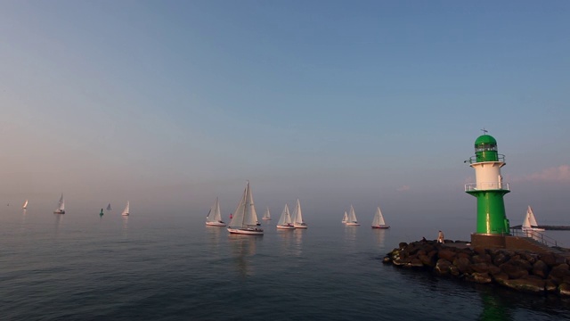 灯塔和帆船在Warnemünde视频素材