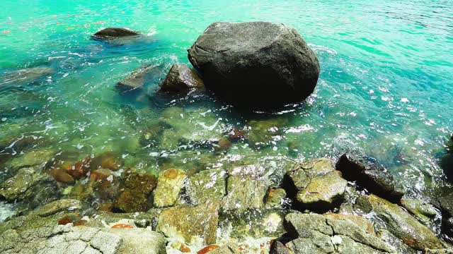 海浪撞击着岩石视频素材