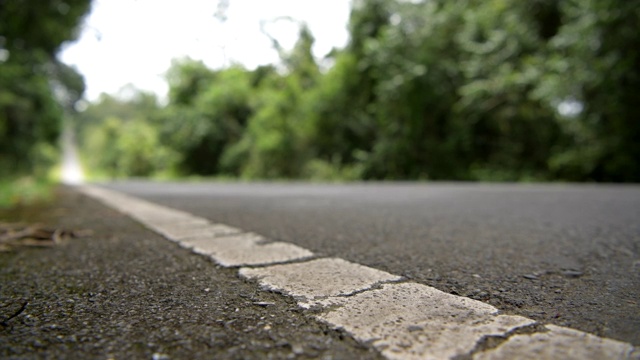 低水平角度摄像机拍摄的汽车在道路上行驶的场景视频素材