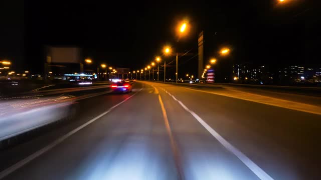 汽车在夜晚的城市道路上行驶。旅行概念视频素材