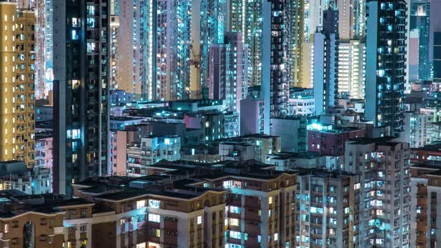 住宅建筑公共住宅小区的夜间外观。公寓建筑前视图窗口时间流逝城市城市景观视频素材