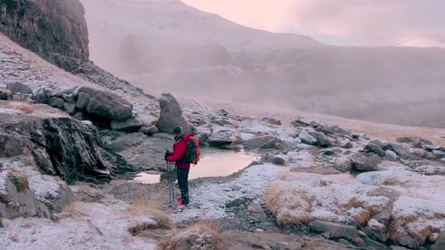 跟随徒步旅行者雪后在奥尔德萨国家公园与比利牛斯山在秋天。西班牙。视频素材