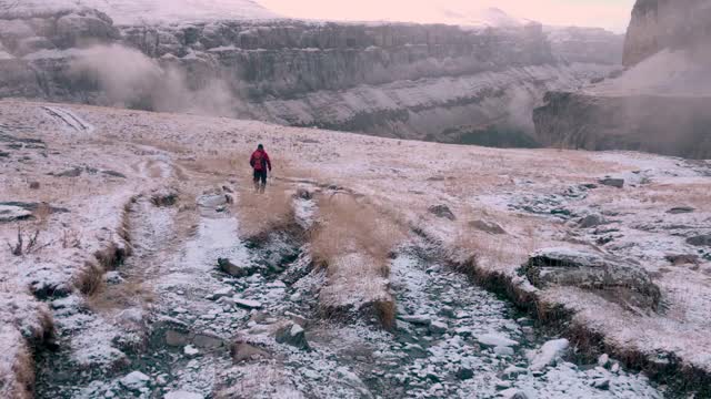 跟随徒步旅行者雪后在奥尔德萨国家公园与比利牛斯山在秋天。西班牙。视频素材