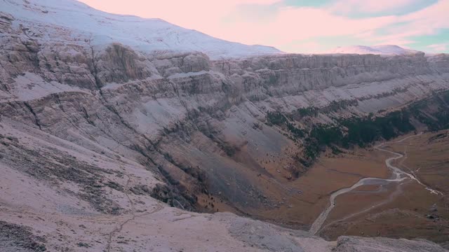 令人惊叹的比利牛斯山与雪山峡谷和戏剧性的风景在国家公园。西班牙。视频素材