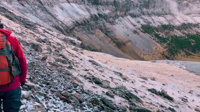 雪后的野生动物在奥德萨国家公园与比利牛斯山在秋天。西班牙。雷贝卡在皮里尼奥阿拉贡内华达的奥尔德萨山谷。视频素材