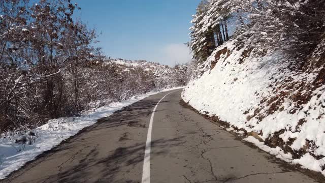 冬季驾驶-在晴朗的天气驾驶视频素材