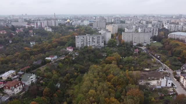 无人机在城市上空飞行的鸟瞰图。视频素材