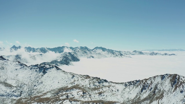 无人机在中国山区海拔5300米视频素材