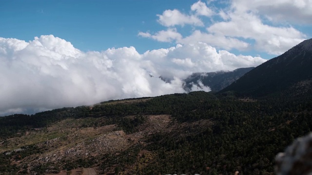 快速移动的云和山谷视频素材