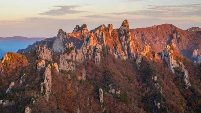 韩国江原道雪山公翎岭(恐龙岭)的秋日晨景视频素材