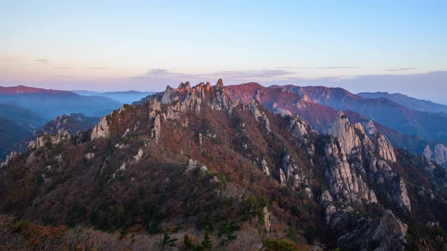 韩国江原道雪山公翎岭(恐龙岭)的秋日晨景视频素材