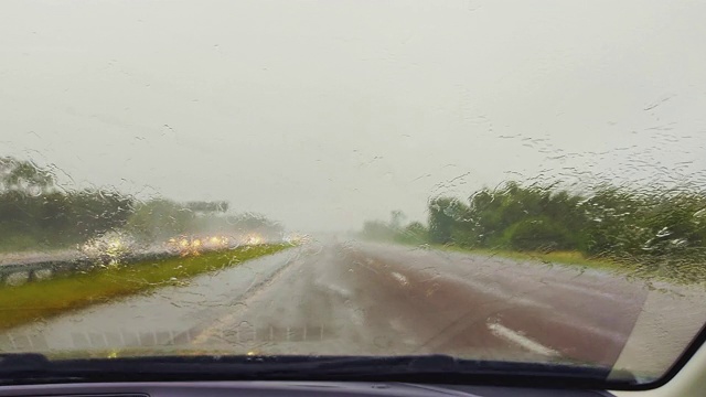 在佛罗里达的高速公路上冒雨开车。司机的观点。视频素材