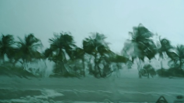 在佛罗里达热带风暴期间，在暴雨中开车。视频素材