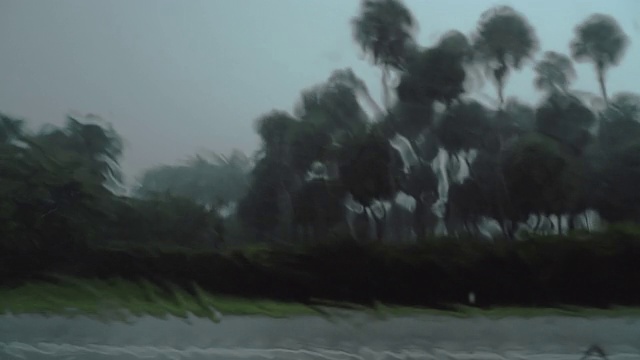 在佛罗里达热带风暴期间，在暴雨中开车。视频素材