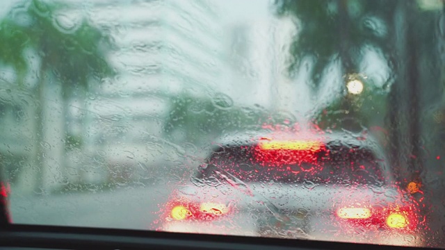 在佛罗里达迈阿密热带风暴期间，在暴雨中开车。视频素材