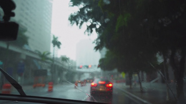 在佛罗里达州迈阿密的大雨中开车。视频素材