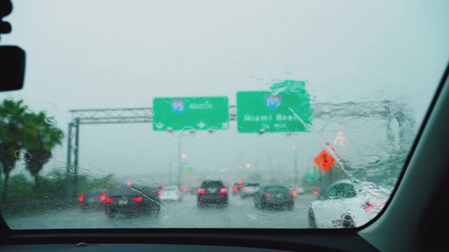 在佛罗里达州迈阿密的大雨中开车。视频素材