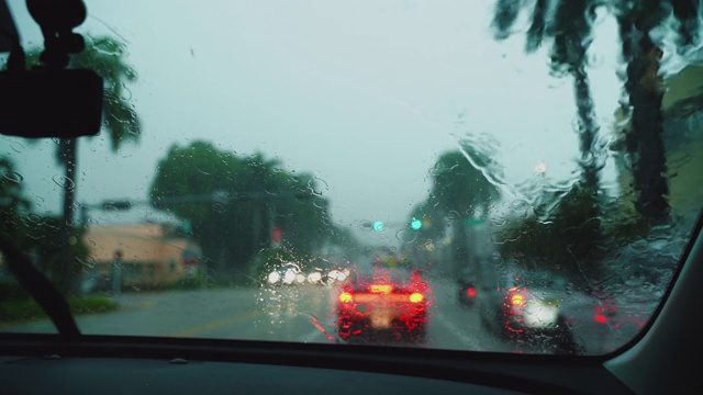 在佛罗里达迈阿密热带风暴期间，在暴雨中开车。视频素材