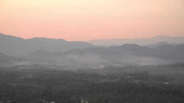 风景，雾，良好的天气，覆盖非城市景观之间的山脉和热带森林，在泰国的冬季。概念旅程，探索冒险。视频素材