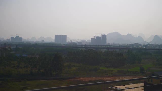 阳光明媚的一天火车公路旅行到广州通过著名的山脉pov全景4k中国视频素材