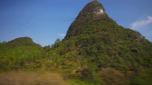 阳光明媚的一天火车公路旅行到广州通过著名的山脉pov全景4k中国视频素材