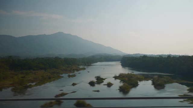 晴天成都到广州火车公路旅行乘客侧座位窗pov全景4k中国视频素材