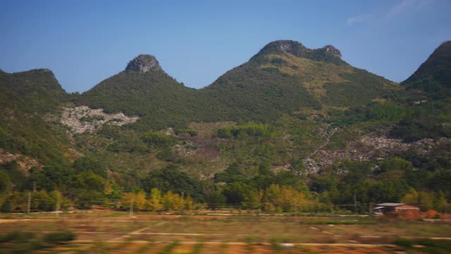 阳光明媚的一天火车公路旅行到广州通过著名的山脉pov全景4k中国视频素材