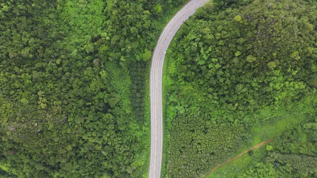 4k高空俯视图轨道高速山路绕道在阴天视频素材