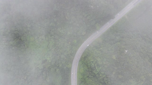 4k高空俯视图小车变焦在多云的天在高速山口环路视频素材