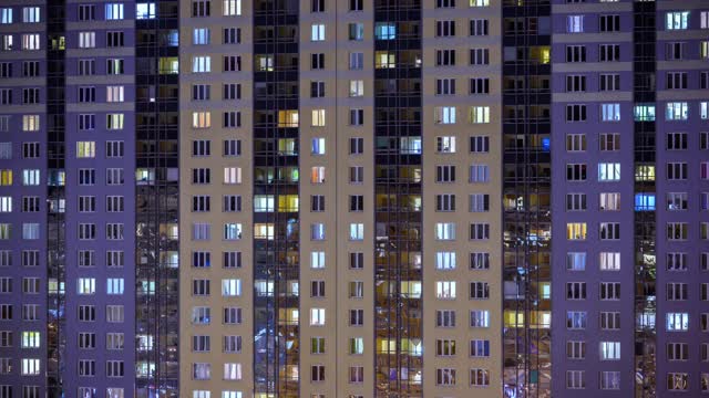 晚上窗口间隔拍摄。夜城的建筑，城市的建筑景观视频素材