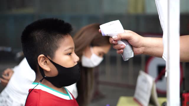 进入前检查温度和手卫生。视频素材