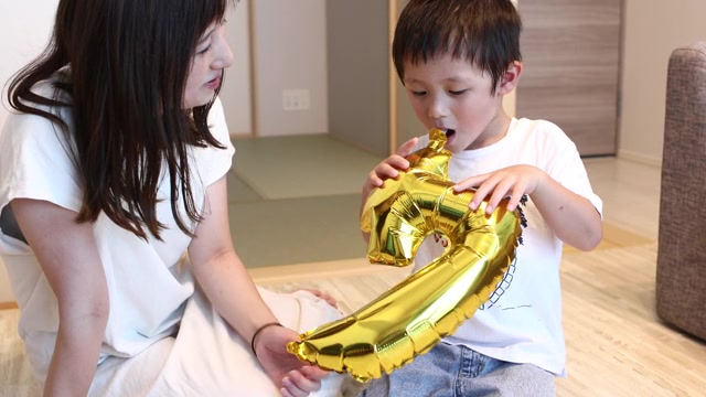 吹数字气球的男孩视频素材画面3