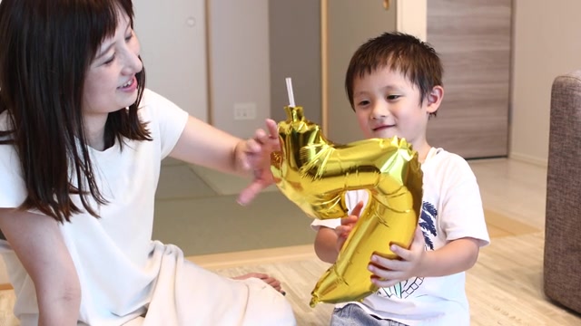 吹数字气球的男孩视频素材画面4