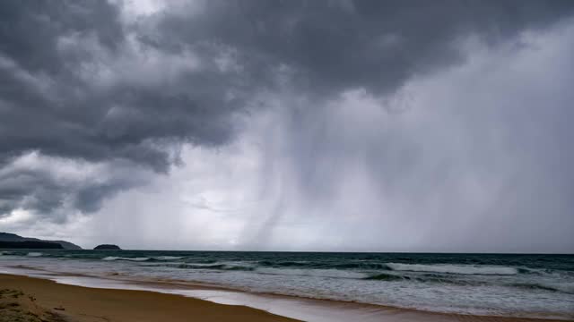 风暴云和雨在海上的时间推移的镜头视频素材