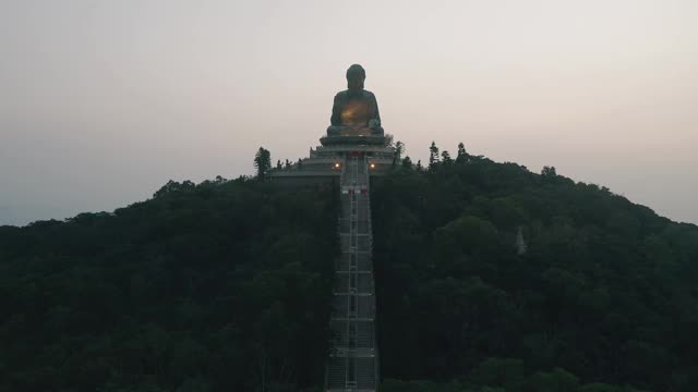 大佛的鸟瞰图在晚上点亮视频素材