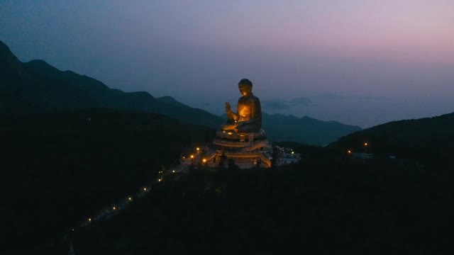 大佛的鸟瞰图在晚上点亮视频素材