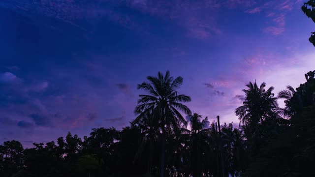 日落时明亮的天空渐渐消失在夜晚的延时摄影。视频素材