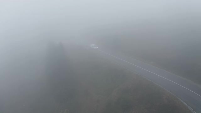 在大雾天气下行驶在高速公路上的汽车。视频素材