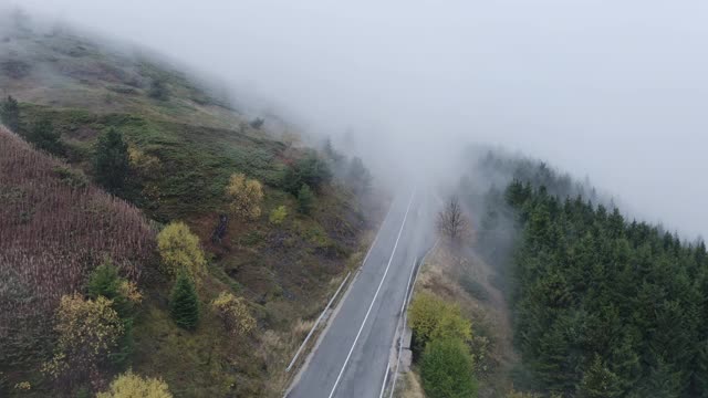 在大雾天气下行驶在高速公路上的汽车。视频素材