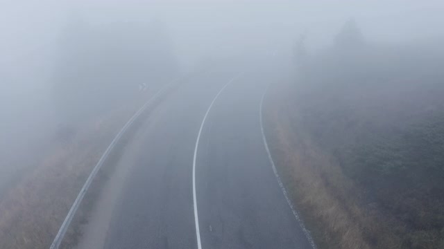 在大雾天气下行驶在高速公路上的汽车。视频素材