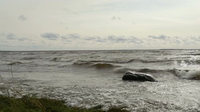 海浪拍打着海岸视频素材