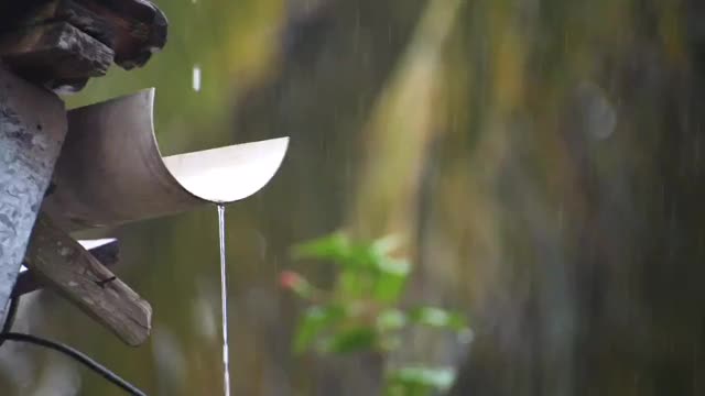 水从管道中倾泻而出，地深较浅，雨点遍布四周。视频素材