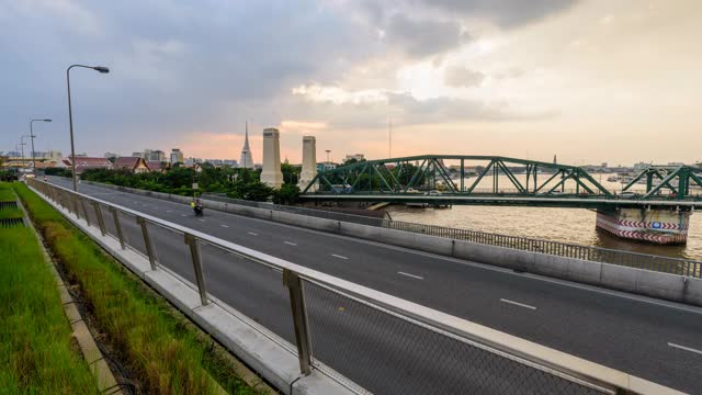 时间流逝模糊了夕阳下城市交通车辆的灯光视频素材