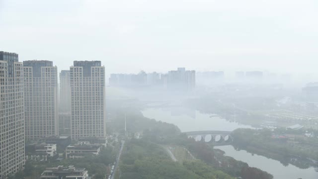 雾气笼罩的湖边公寓的时间流逝视频素材