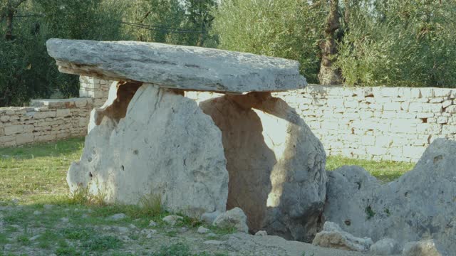 鸟瞰图Dolmen Della Chianca，一个史前建筑在比斯切利(意大利)。视频素材