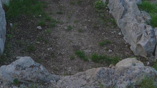 鸟瞰图Dolmen Della Chianca，一个史前建筑在比斯切利(意大利)。视频素材